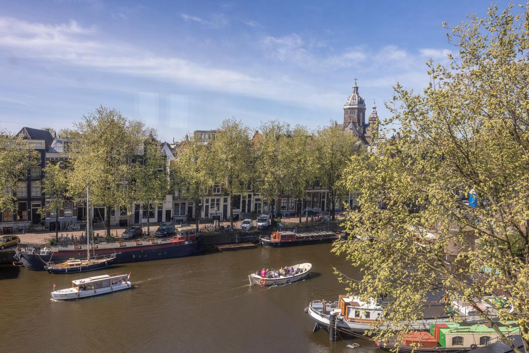 Grand Hotel Amrath Amsterdam Luaran gambar View of the river from the bridge