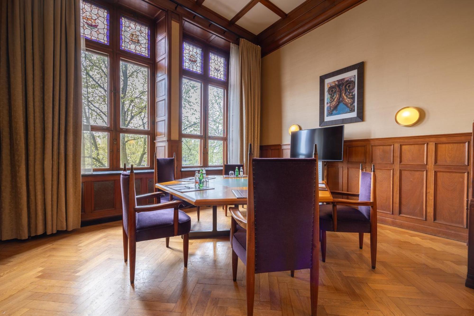 Grand Hotel Amrath Amsterdam Luaran gambar The boardroom of the University of Freiburg's Senate